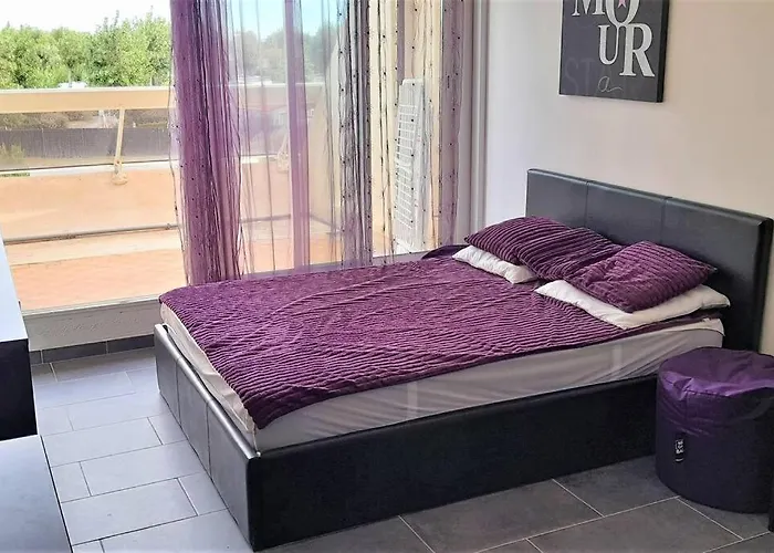 77, Heliopolis L Au Village Naturiste